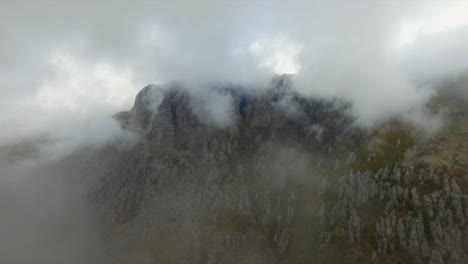 el pico de la montaña de la niebla