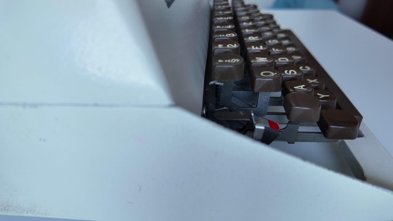 viejo, blanco máquina de escribir video de primer plano