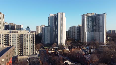 4K-Schwenk-Drohnenaufnahme-Von-Links-Nach-Rechts-Der-Türme-Im-Viertel-Saint-James-Town-In-Der-Innenstadt-Von-Toronto-An-Einem-Hellen,-Sonnigen-Morgen