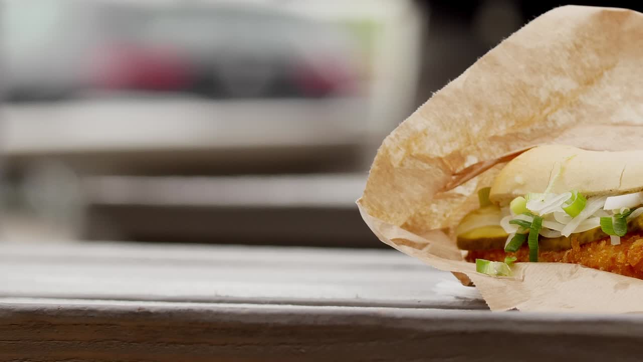 un primer plano de un delicioso rollo de pescado frito, nadie