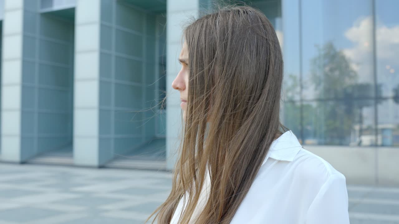 사무실 건물 밖의 분노한 기업 여성, 강렬한 감정