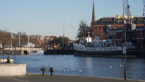 Vista-Del-Puerto-De-Bristol-En-Un-Día-Soleado-4k