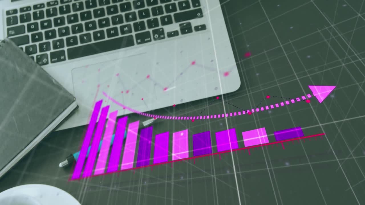 animación del procesamiento de datos estadísticos contra una computadora portátil, un diario y una taza de café en una superficie gris