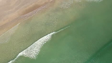 olas rompiendo en una playa de arena 4k