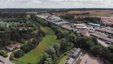 Drohne-Enthüllen-Alderson-Lake-Teich-In-Needham-Market-Kleinstadt-Im-Vereinigten-Königreich-England