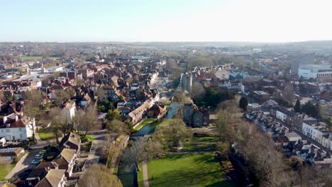 Drohne-Fliegt-über-Das-Westgate-Gebiet-Von-Canterbury,-Kent,-Großbritannien