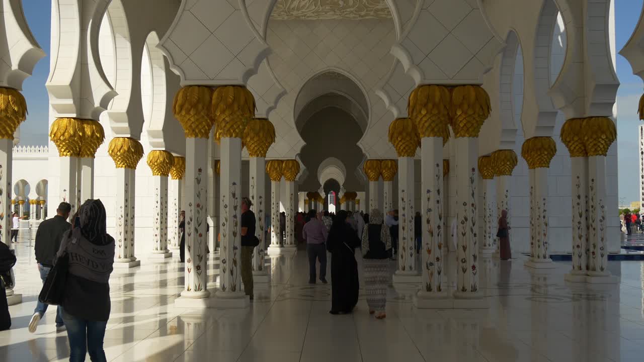giorno soleggiato abu dhabi famosa moschea sala affollata panorama 4k emirati arabi uniti