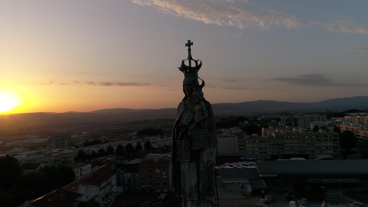 estatua de la iglesia al atardecer ciudad de braga en portugal vista aérea