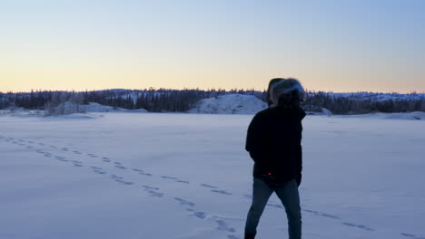 Seguimiento-De-Cerca,-Un-Hombre-Caminando-Sobre-La-Nieve-En-Un-Desierto-Remoto,-Canadá