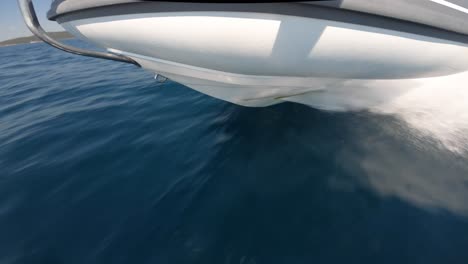 punto de vista único de la proa de la lancha cortando rápidamente el mar adriático