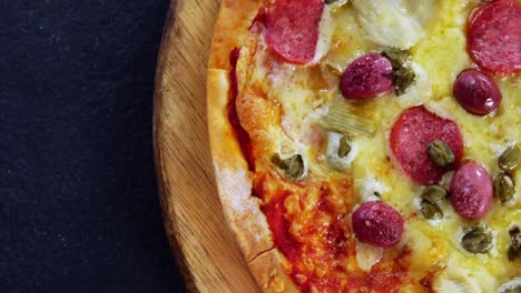 Pizza-Al-Horno-Sobre-Tabla-De-Madera