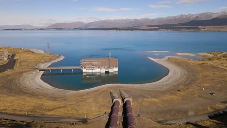 Potente-Flujo-De-Agua-Que-Produce-Una-Gran-Cantidad-De-Electricidad-En-El-Lago-Pukaki,-Nueva-Zelanda