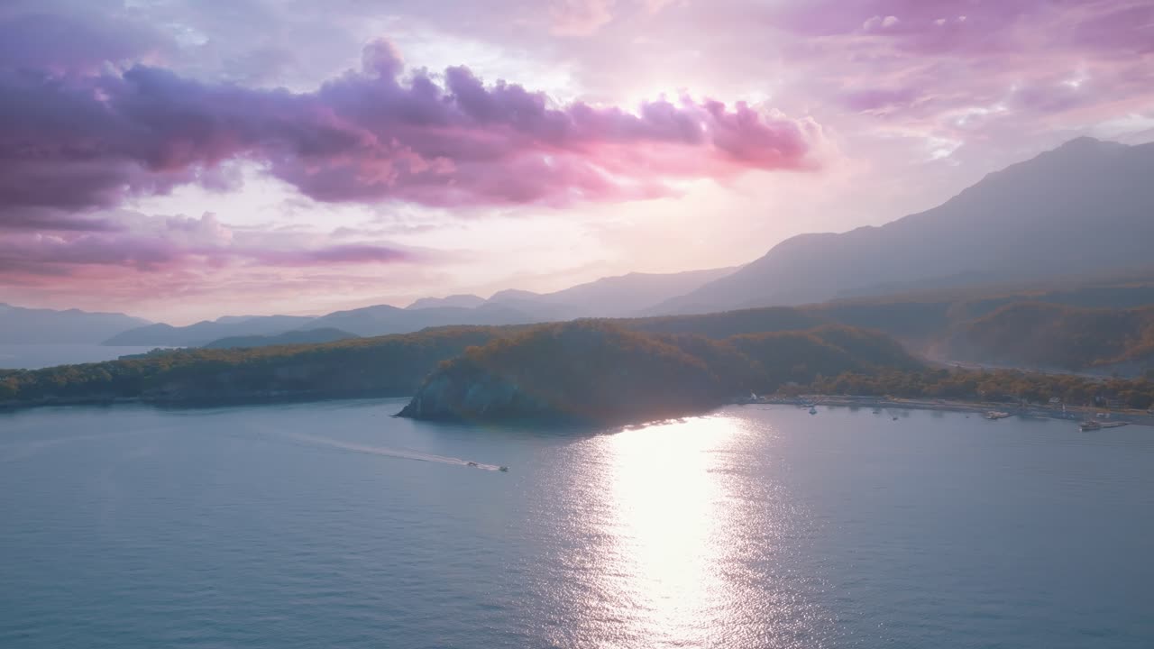 해안 산맥 위의 해가 지는 모습