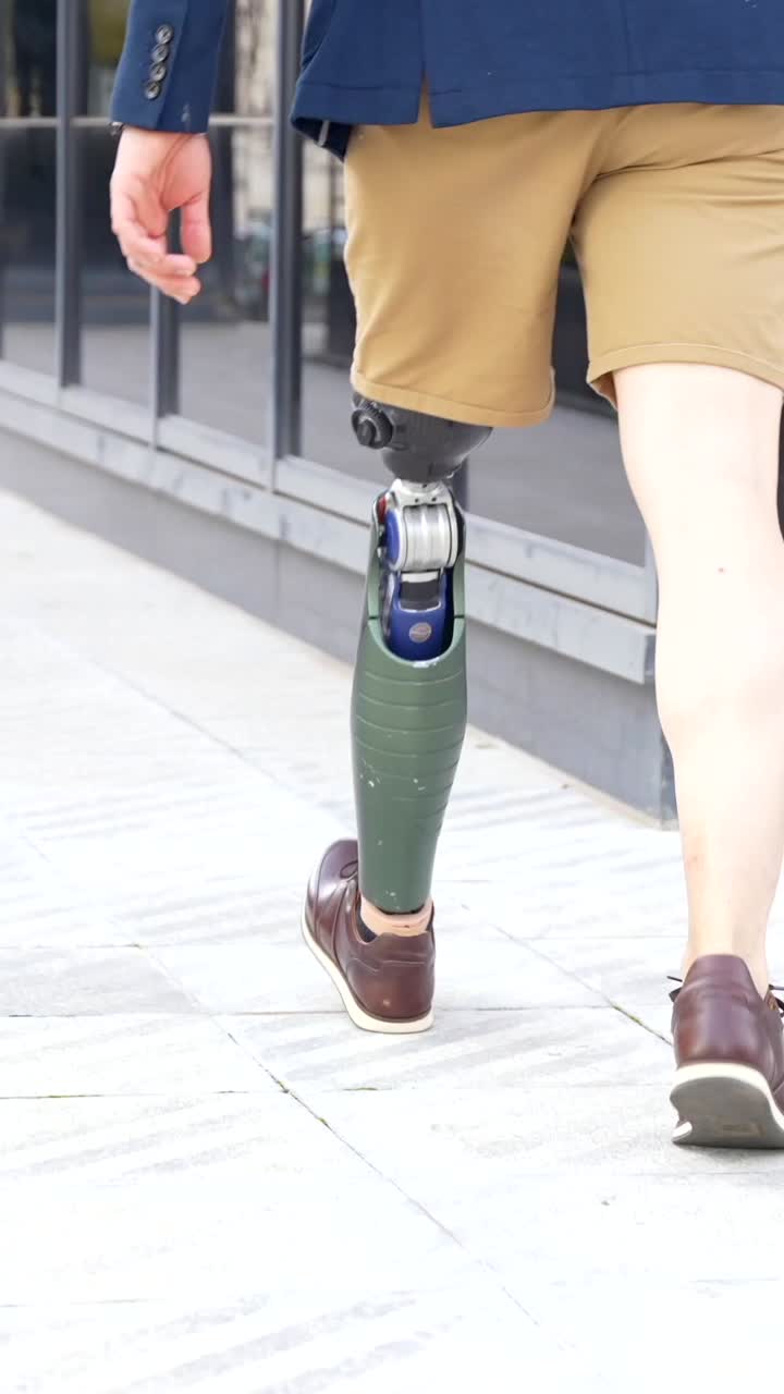 인공 다리를 가진 사람이 계단을 올라가고 있다