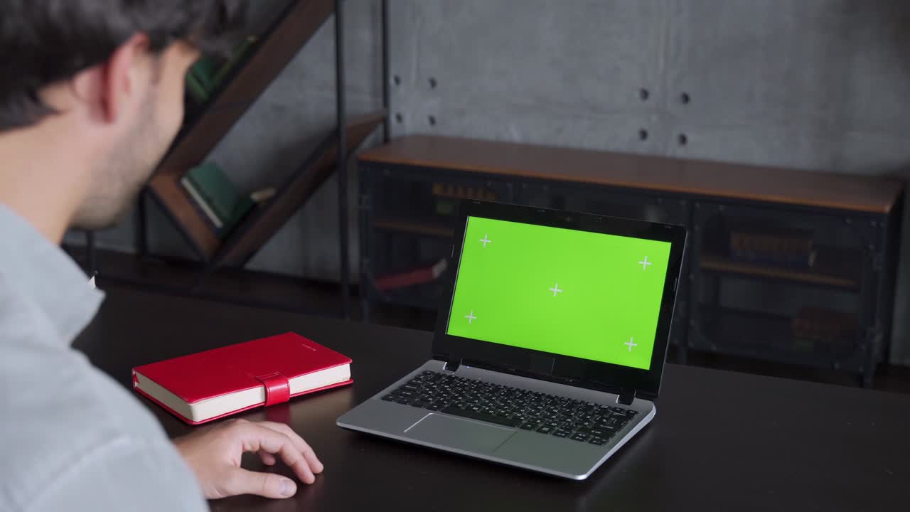 hombre de negocios hablando en video en línea en una computadora portátil con pantalla verde en la oficina. trabajador corporativo llama video en la computadora portatil en la oficina de casa