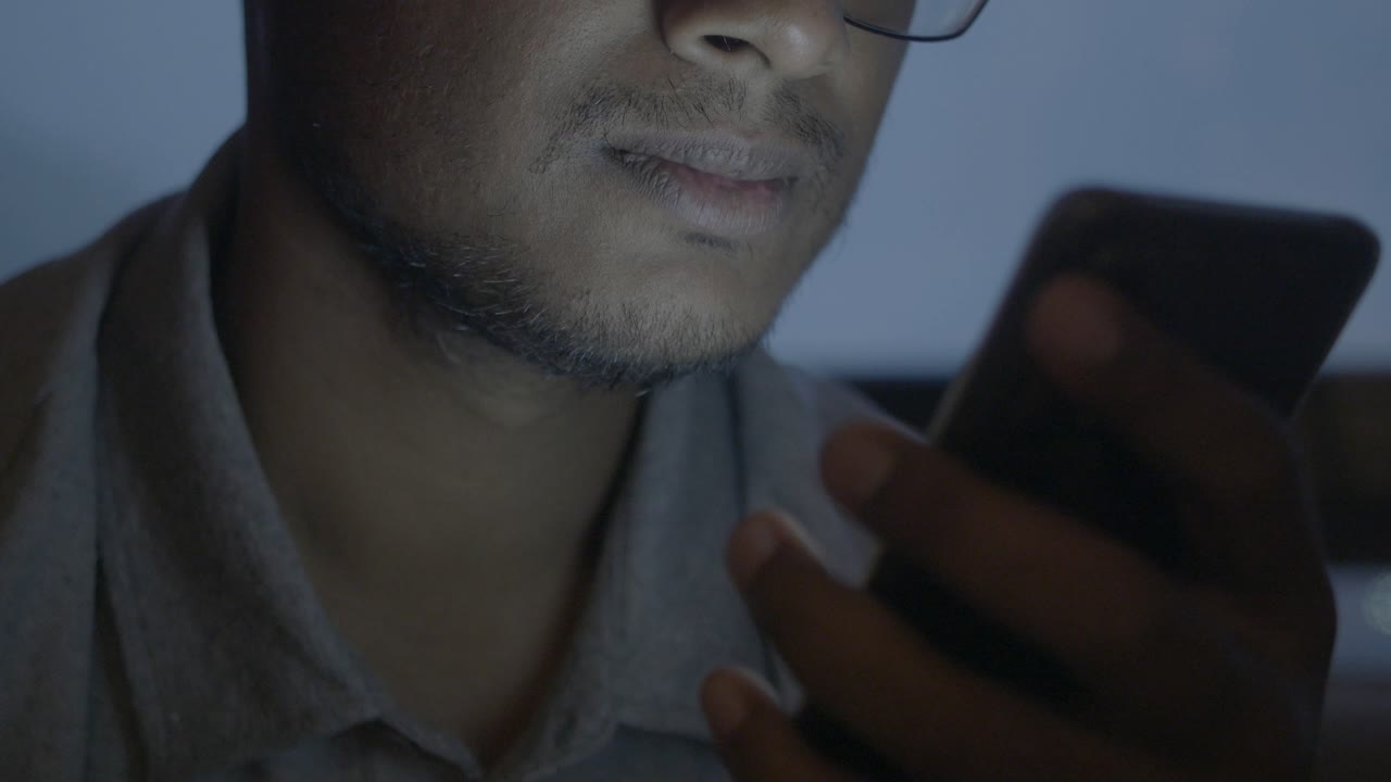 Persona che utilizza lo smartphone di notte