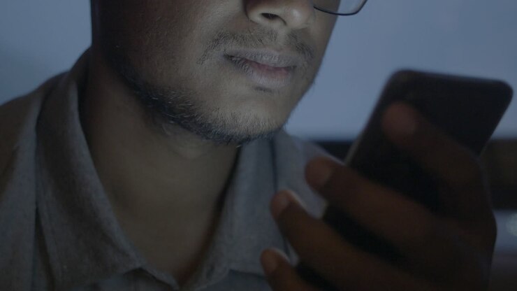 Persona che utilizza lo smartphone di notte