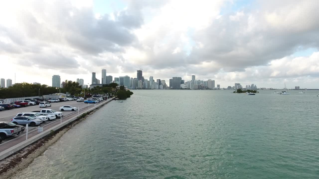 ciudad y marina al atardecer