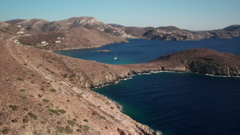 camiones no tripulados pan de siros griega costa, aguas azules profundas en contraste bronceado seco paisaje montañoso