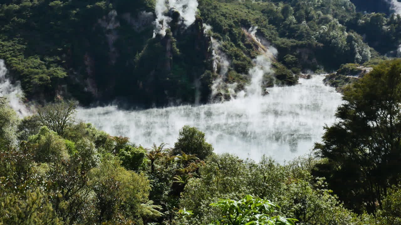 plano general de vapor de azufre volador sobre el lago de la sartén en el verde desierto de nueva zelanda durante el verano