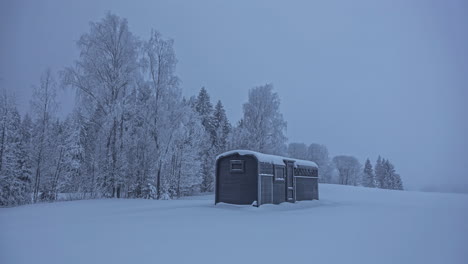 Tiro-De-Lapso-De-Tiempo-Del-Día-De-Invierno-Gris-Oscuro-Con-Campo-Nevado-Y-Casa-De-Madera-En-La-Naturaleza