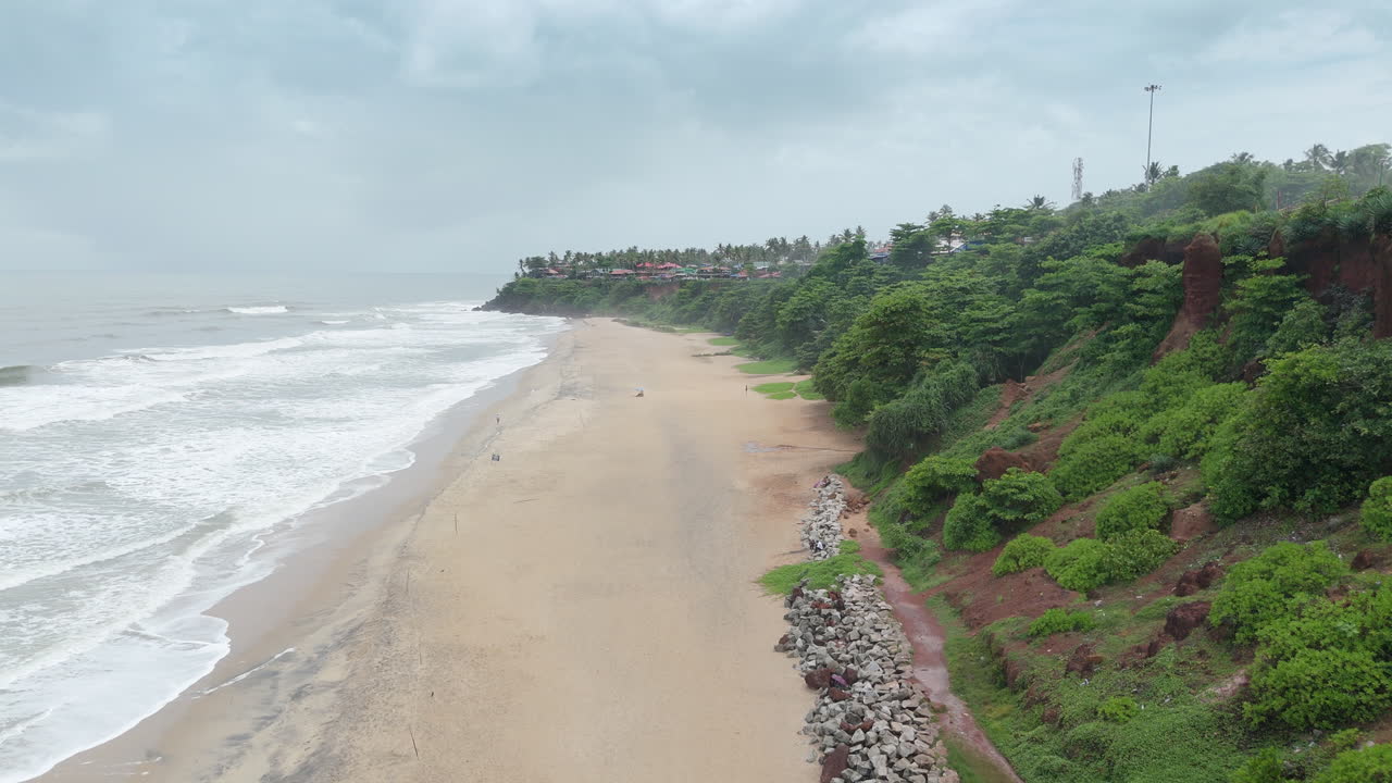 Pobřeží útesové pláže Varkala, pohled dronem na pláž Varkala z vrcholu útesu, známé také jako pláž Papanasham, Thiruvananthapuram, Kerala, Indie