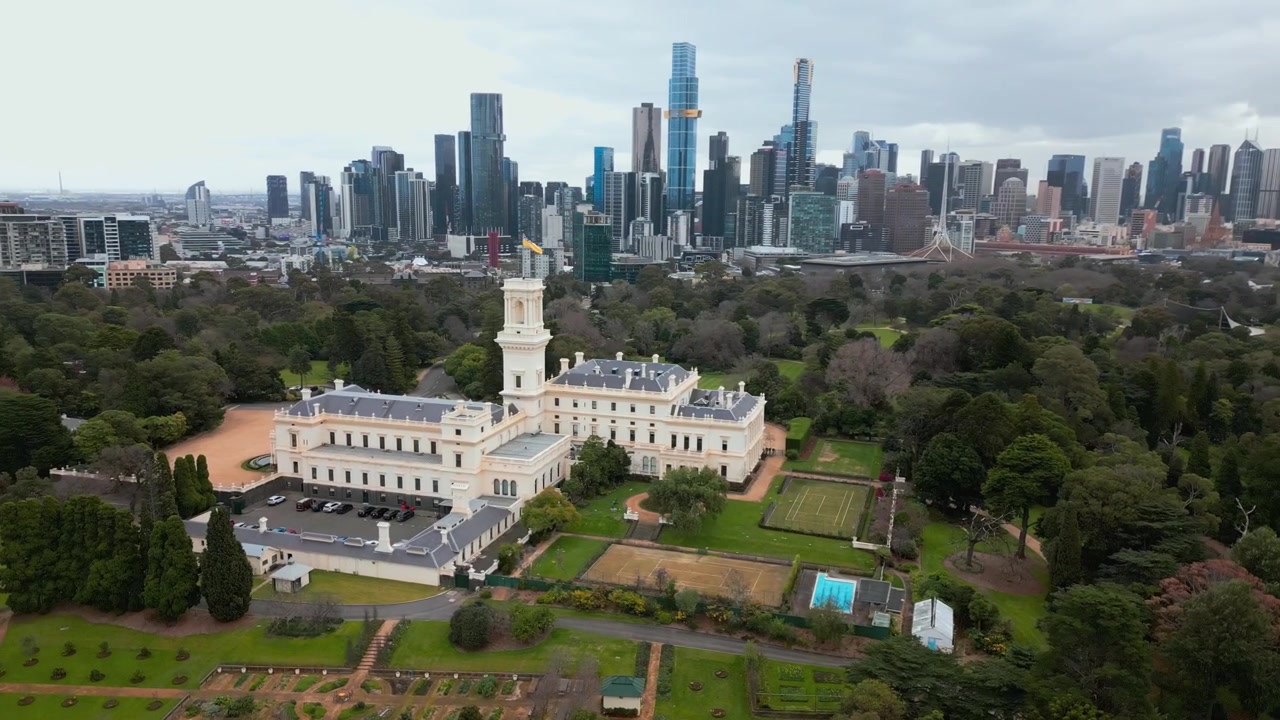 4K filmové záběry z městského dronu Královské botanické zahrady v Melbourne a vládní budovy 2