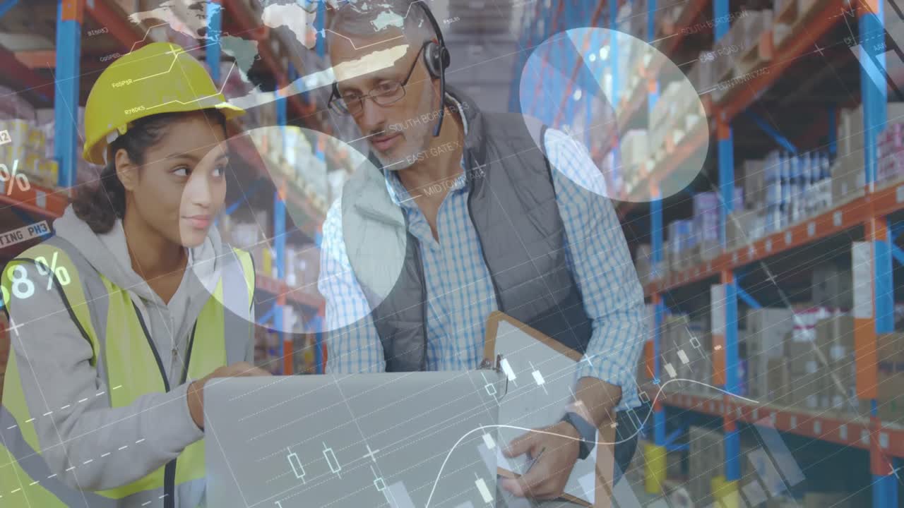 animación del procesamiento de datos sobre personas que trabajan en el almacén utilizando computadoras portátiles