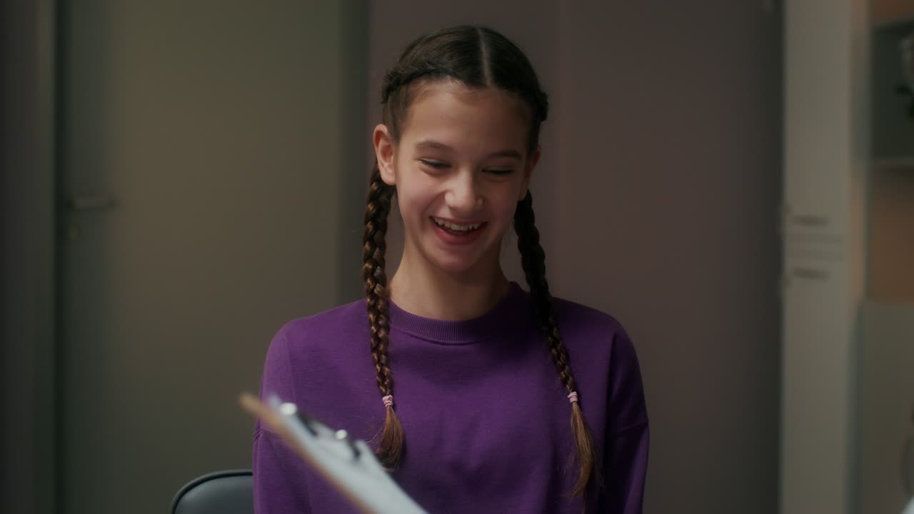 chica hablando con el médico durante la consulta