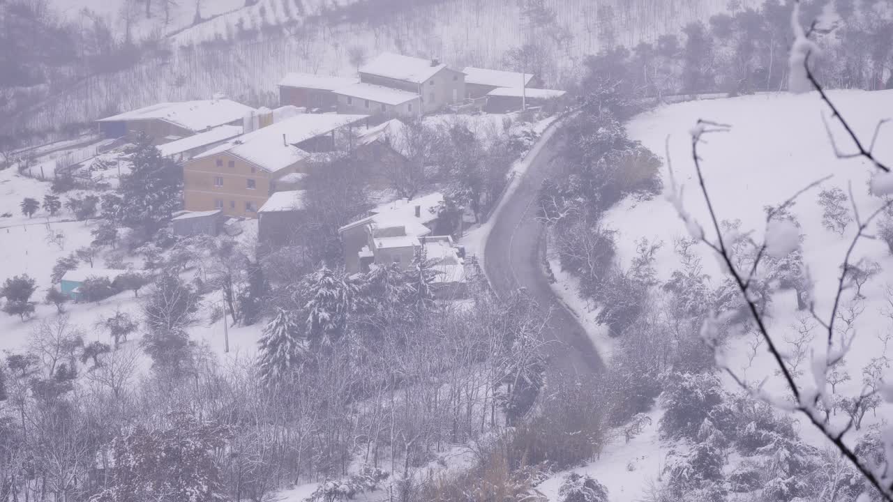 이탈리아 아브루초 주 가디아그레레의 빌라 코무날레 정원에서 볼 수 있는 집들