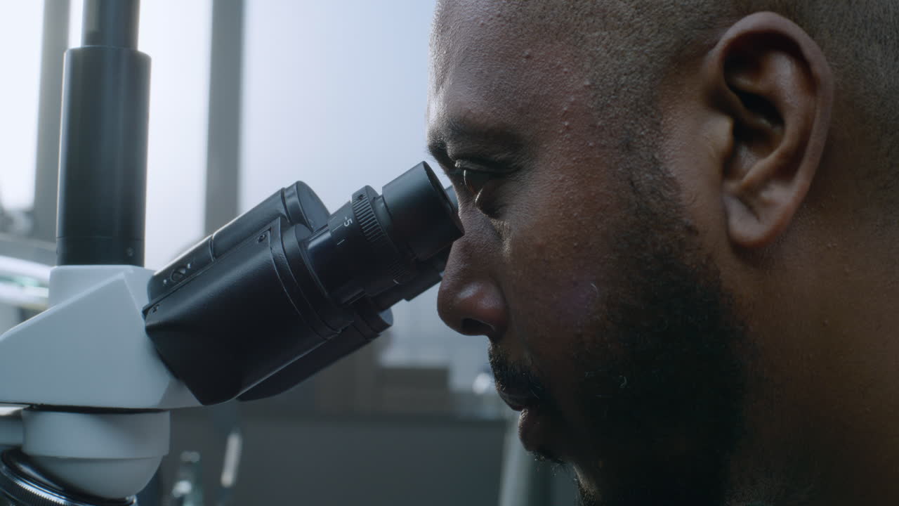 científico usando un microscopio