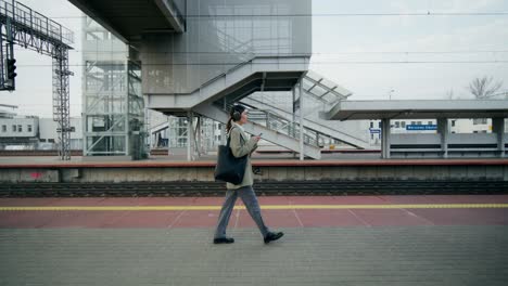 mujer caminando en la plataforma de la estación de tren