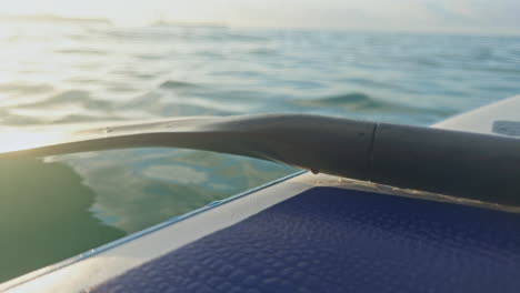 levantarse a remar en el mar al amanecer