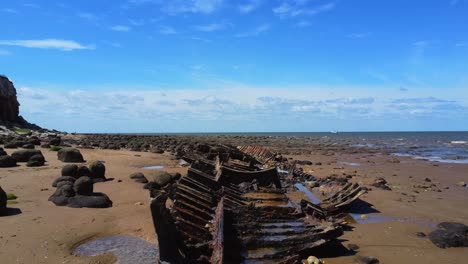 Nahe-Luftaufnahme-Eines-Alten-Schiffswracks,-Das-Am-Strand-Von-Hunstanton,-Norfolk,-Großbritannien,-Verrostet