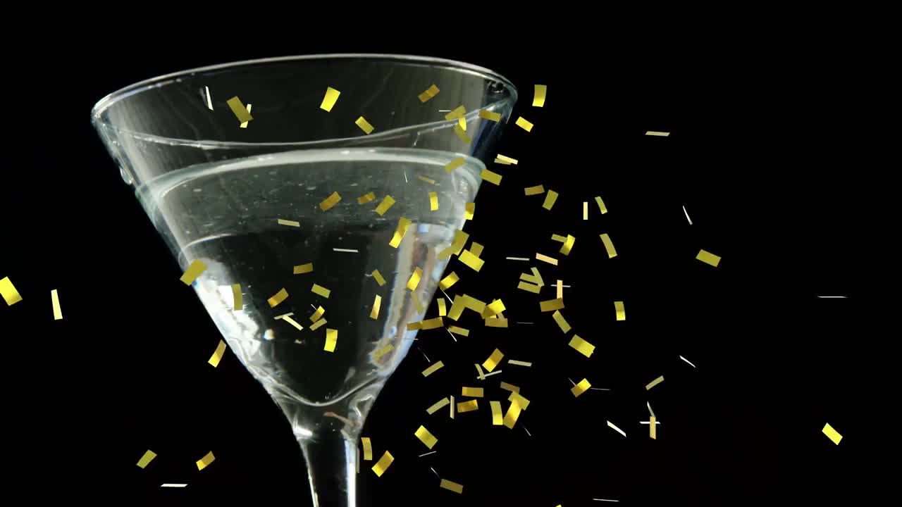 검은 바탕에  ⁇ 테일 유리 위에 떨어지는 황금색 콘페티의 디지털 구성