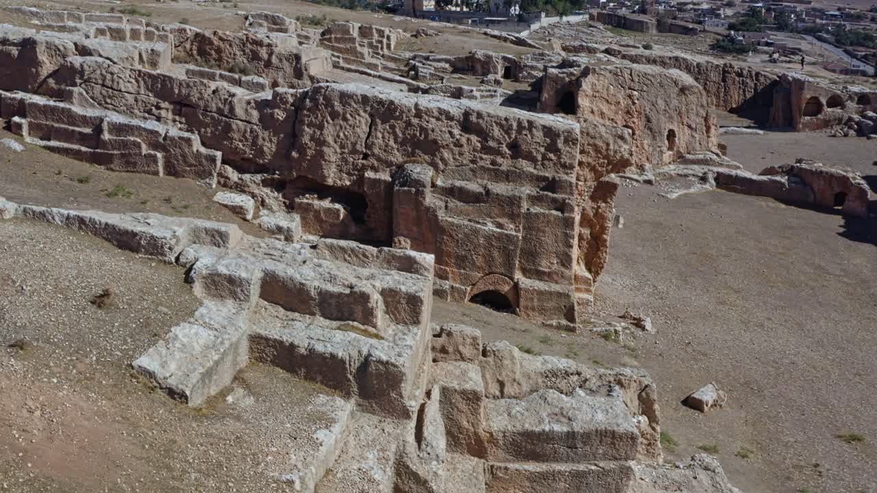ruinas de la antigua ciudad de dara en mardin, turquía - tiro aéreo de dron