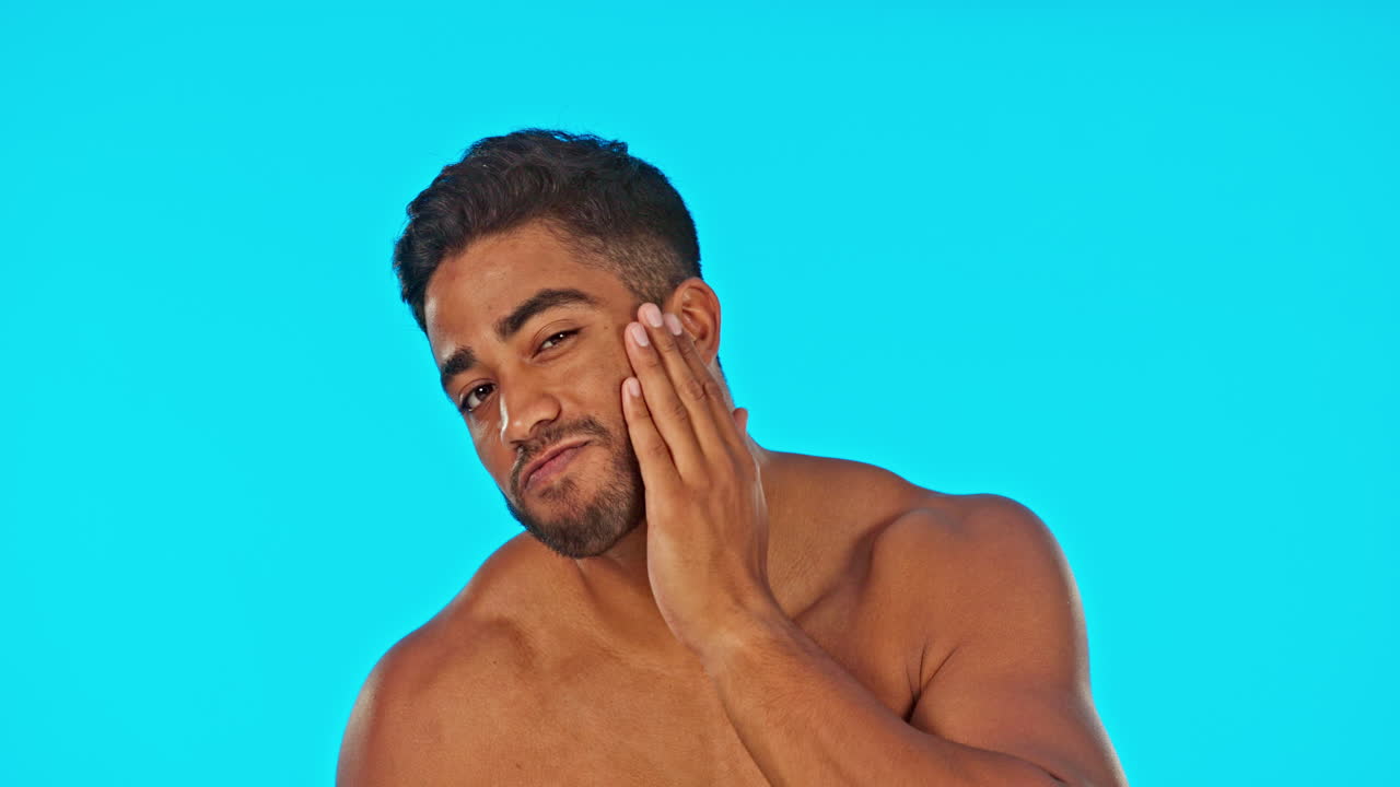 얼굴, 피부 관리 미소와 스튜디오에서 혈청을 가진 남자