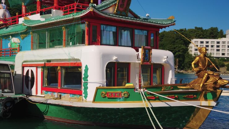 Japansk fornøjelsesbåd, Yakatabune, med Urashima Taro-statue i Toba.