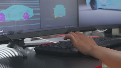 primer plano de modelo 3d de un coche ev siendo trabajado por una diseñadora automotriz femenina en las computadoras de escritorio en el estudio