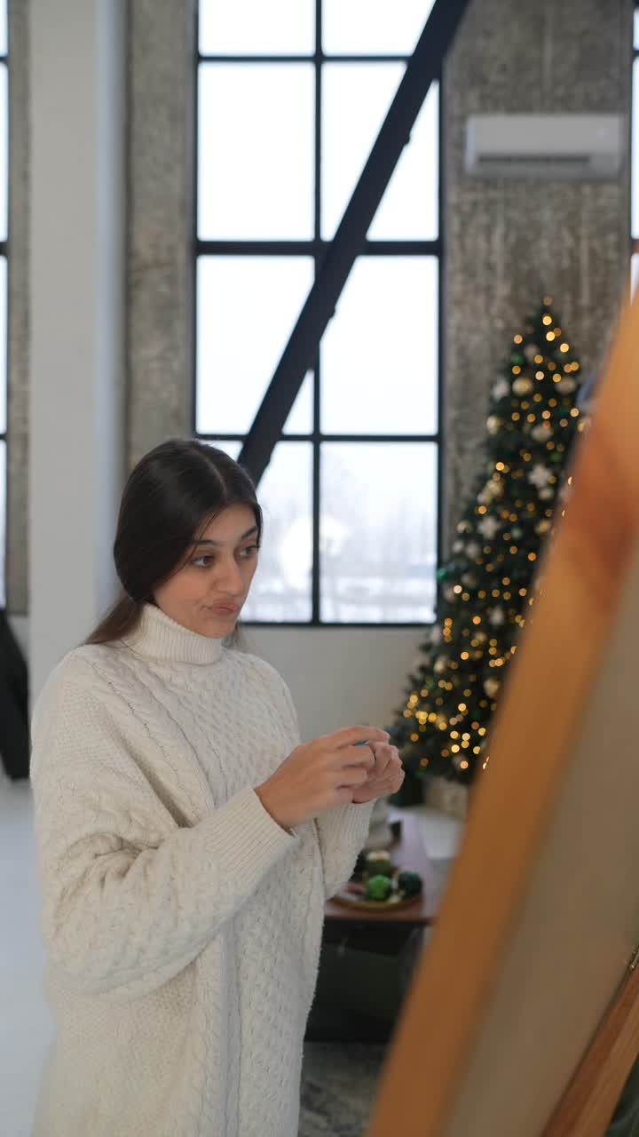 크리스마스 장식 된 거실 에서 거울 앞 에 있는 여자