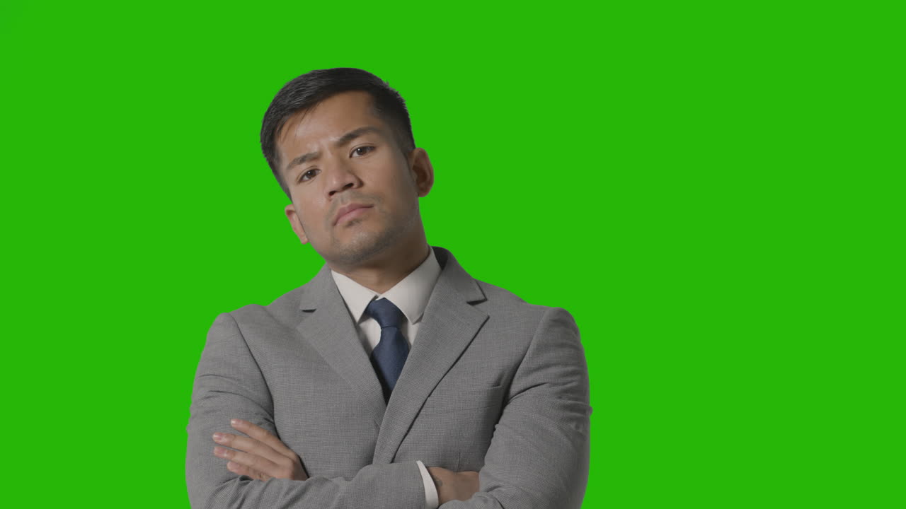 카메라를 보고 녹색 화면에 대 한 소송에서 심각한 사업가의 초상화
