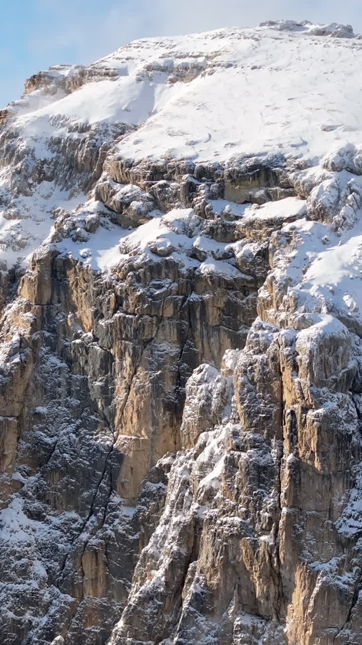 Vista aérea de drone da neve nas montanhas Dolomitas, Itália. Vertical