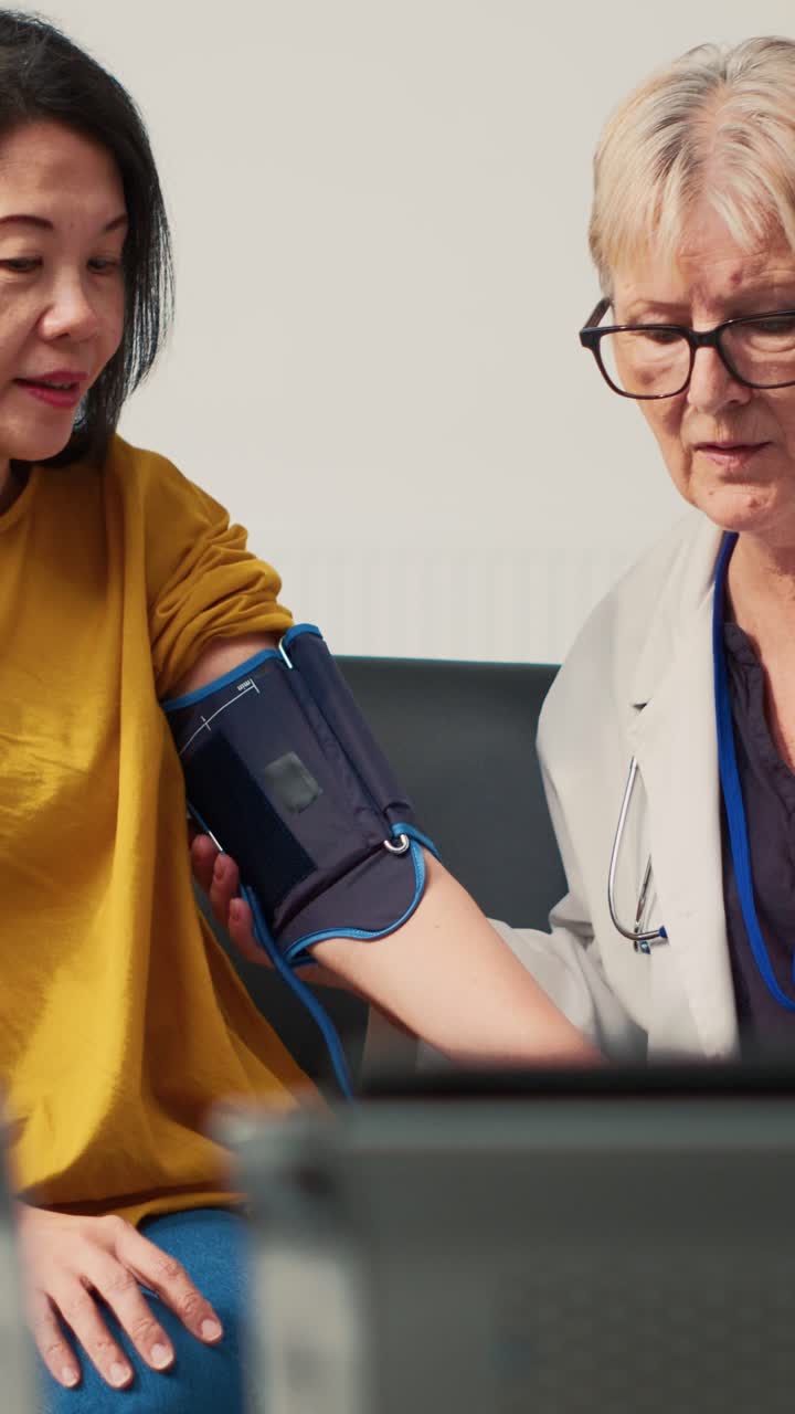 Video verticale: medico specializzato che utilizza il tonometro per misurare l'ipertensione