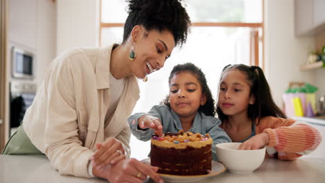Glückliche-Familie,-Kind-Und-Kuchen-Dekorieren