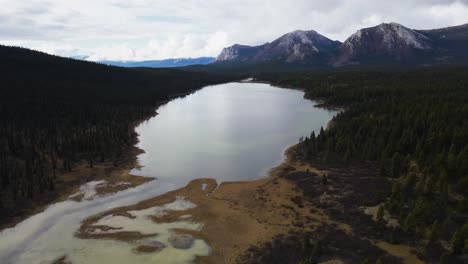 Johnson-Range-Lake-Mit-Bergen-Und-Wald,-Luftdrohnenaufnahme