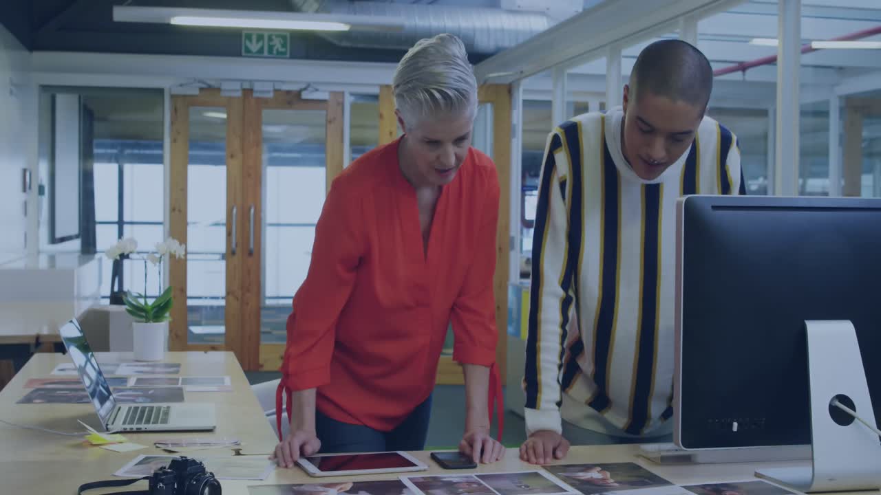 animación de redes de conexiones entre diversas personas de negocios en la oficina