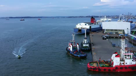 Schnellboot-Fährt-Auf-Einem-Schlepper-Vorbei-Und-Verlässt-Den-Hafen-Von-Balikpapan-In-Indonesien