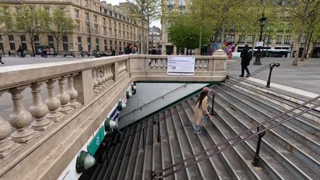 personas subiendo y bajando escaleras en parís