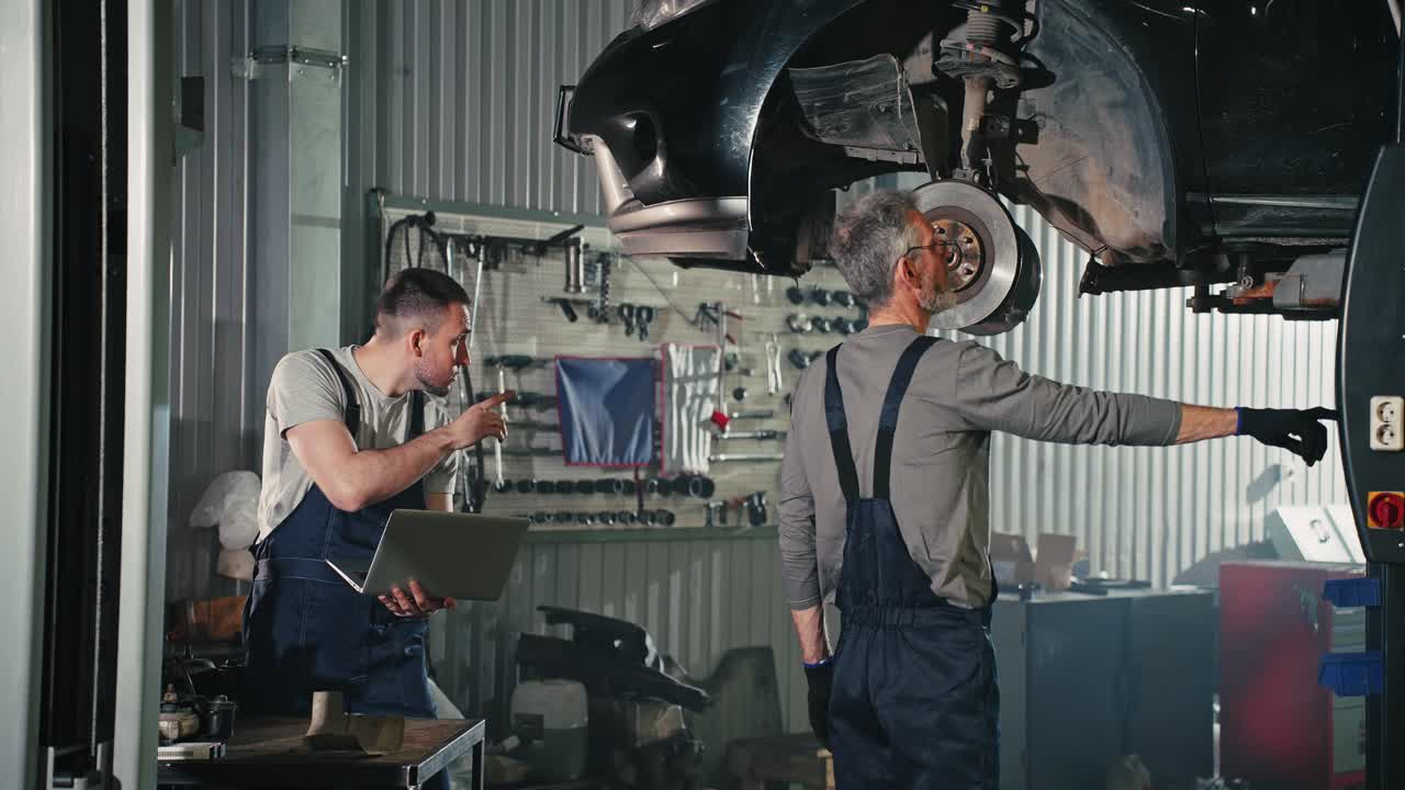 reparación de automóviles en un garaje