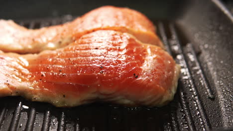 Filetes-De-Salmón-Que-Se-Queman-En-Una-Plancha-De-Cerca